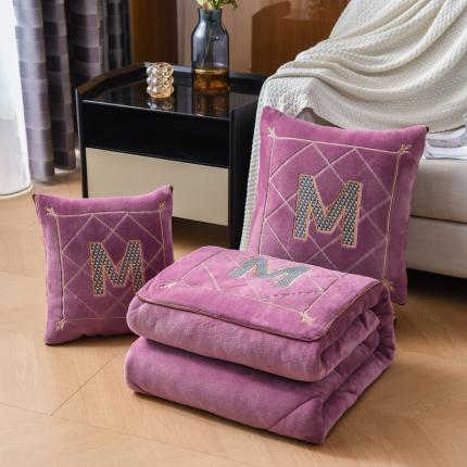 91家纺网 家纺一手货源 找家纺 阳光依佰2022新款牛奶绒多功能抱枕被系列-字母M 紫色