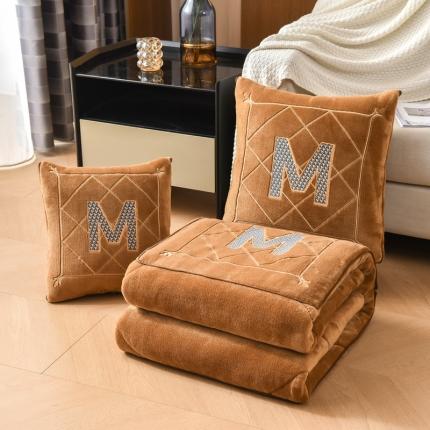 91家纺网 家纺一手货源 找家纺 （总）阳光依佰2022新款牛奶绒多功能抱枕被系列-字母M