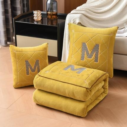 91家纺网 家纺一手货源 找家纺 （总）阳光依佰2022新款牛奶绒多功能抱枕被系列-字母M