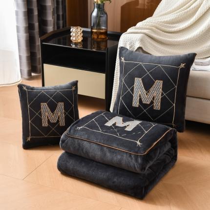 91家纺网 家纺一手货源 找家纺 （总）阳光依佰2022新款牛奶绒多功能抱枕被系列-字母M