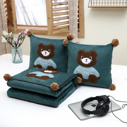 91家纺网 家纺一手货源 找家纺 素玖抱枕被2023新款宝贝熊抱枕被刺绣系列 宝贝熊绿色