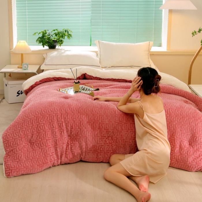 91家纺网 家纺一手货源 找家纺 伊被源 2022新款羊羔剪花绒冬被被子被芯 豆沙