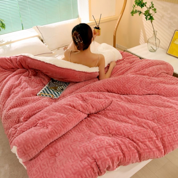 91家纺网 家纺一手货源 找家纺 伊被源 2022新款羊羔剪花绒冬被被子被芯 豆沙