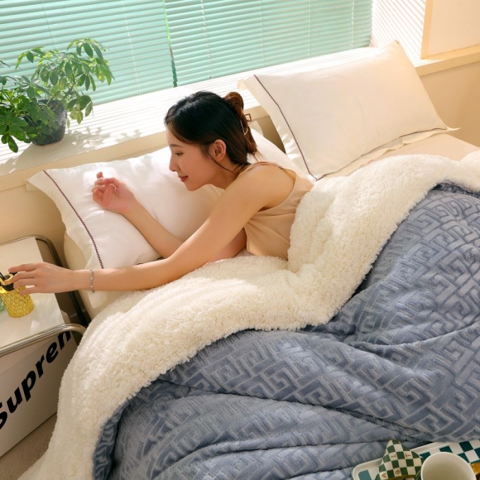 91家纺网 家纺一手货源 找家纺 伊被源 2022新款羊羔剪花绒冬被被子被芯 深灰