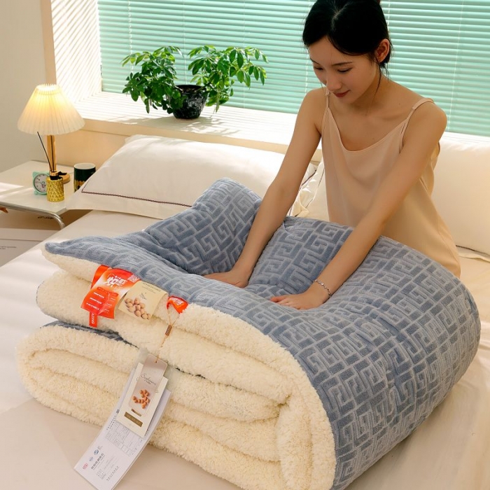 91家纺网 家纺一手货源 找家纺 伊被源 2022新款羊羔剪花绒冬被被子被芯 深灰