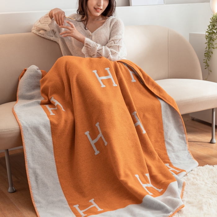 91家纺网 家纺一手货源 找家纺 朴尔2022新款国际时尚风防羊毛手工缝制针织毯 爱马橙