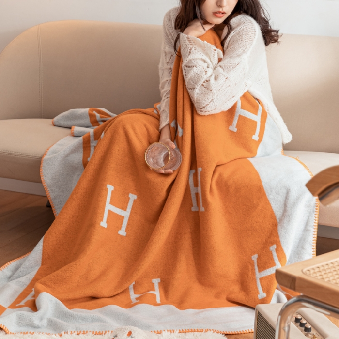 91家纺网 家纺一手货源 找家纺 朴尔2022新款国际时尚风防羊毛手工缝制针织毯 爱马橙