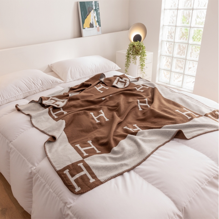 91家纺网 家纺一手货源 找家纺 朴尔2022新款国际时尚风防羊毛手工缝制针织毯 摩卡咖啡