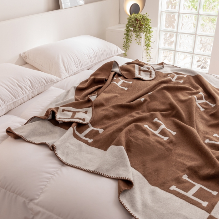 91家纺网 家纺一手货源 找家纺 朴尔2022新款国际时尚风防羊毛手工缝制针织毯 摩卡咖啡