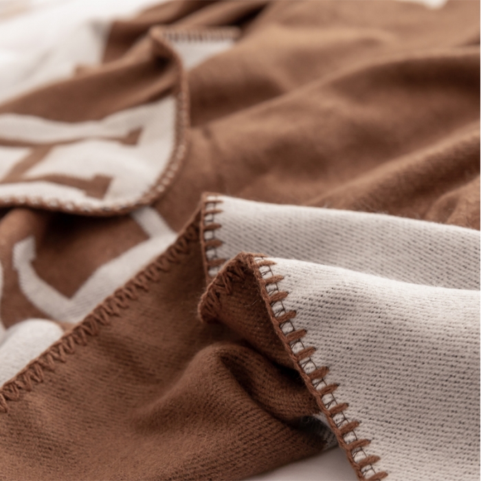 91家纺网 家纺一手货源 找家纺 朴尔2022新款国际时尚风防羊毛手工缝制针织毯 摩卡咖啡