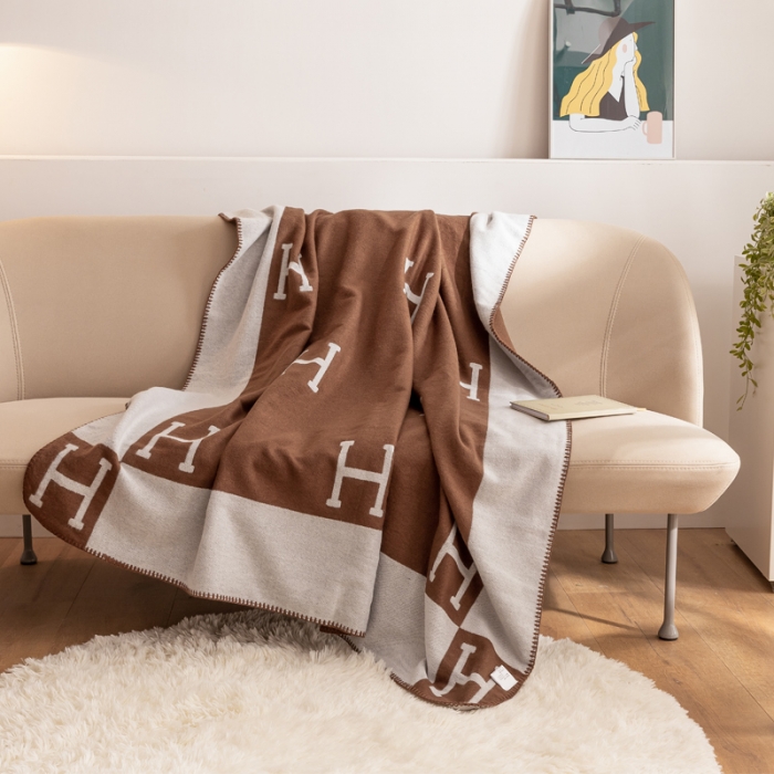 91家纺网 家纺一手货源 找家纺 朴尔2022新款国际时尚风防羊毛手工缝制针织毯 摩卡咖啡