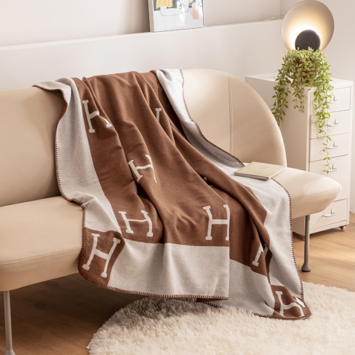 91家纺网 家纺一手货源 找家纺 朴尔2022新款国际时尚风防羊毛手工缝制针织毯 摩卡咖啡