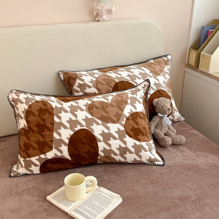 91家纺网 家纺一手货源 找家纺 安哆啦 新款贝壳边工艺牛奶绒珊瑚绒四件套单被套 爱心千鸟格