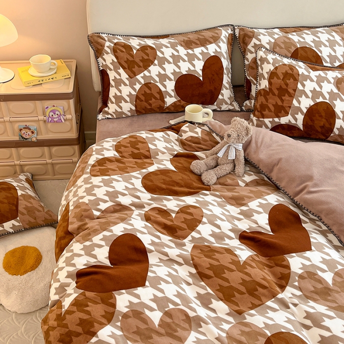 91家纺网 家纺一手货源 找家纺 安哆啦 新款贝壳边工艺牛奶绒珊瑚绒四件套单被套 爱心千鸟格