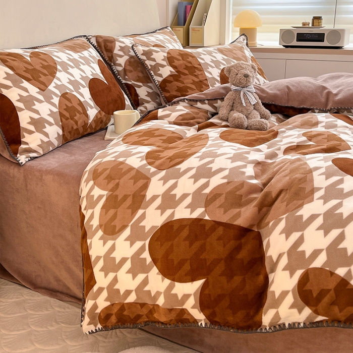 91家纺网 家纺一手货源 找家纺 安哆啦 新款贝壳边工艺牛奶绒珊瑚绒四件套单被套 爱心千鸟格