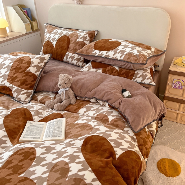 91家纺网 家纺一手货源 找家纺 安哆啦 新款贝壳边工艺牛奶绒珊瑚绒四件套单被套 爱心千鸟格