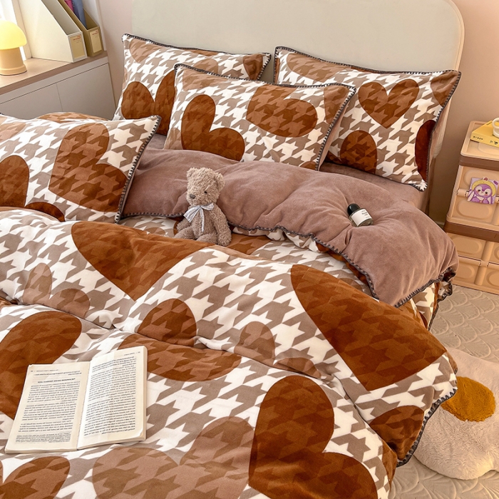 91家纺网 家纺一手货源 找家纺 安哆啦 新款贝壳边工艺牛奶绒珊瑚绒四件套单被套 爱心千鸟格