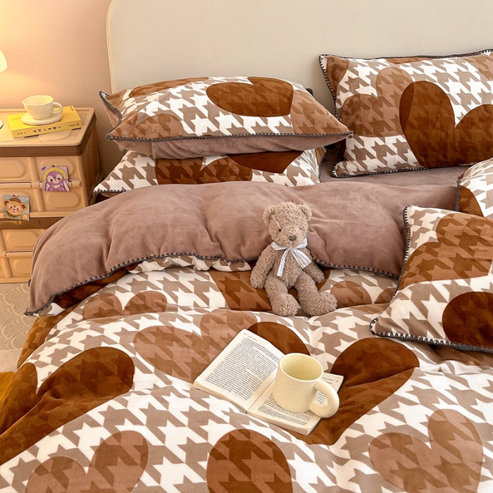 91家纺网 家纺一手货源 找家纺 安哆啦 新款贝壳边工艺牛奶绒珊瑚绒四件套单被套 爱心千鸟格