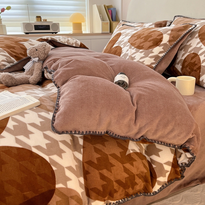 91家纺网 家纺一手货源 找家纺 安哆啦 新款贝壳边工艺牛奶绒珊瑚绒四件套单被套 爱心千鸟格