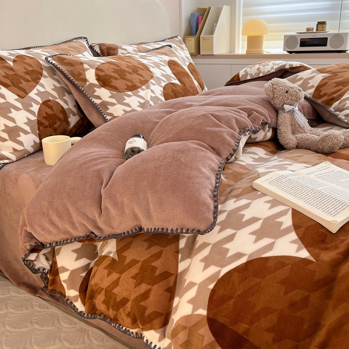 91家纺网 家纺一手货源 找家纺 安哆啦 新款贝壳边工艺牛奶绒珊瑚绒四件套单被套 爱心千鸟格