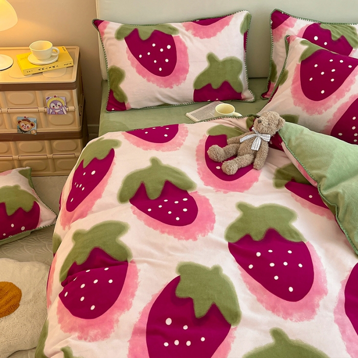 91家纺网 家纺一手货源 找家纺 安哆啦 新款贝壳边工艺牛奶绒珊瑚绒四件套单被套 草莓甜心