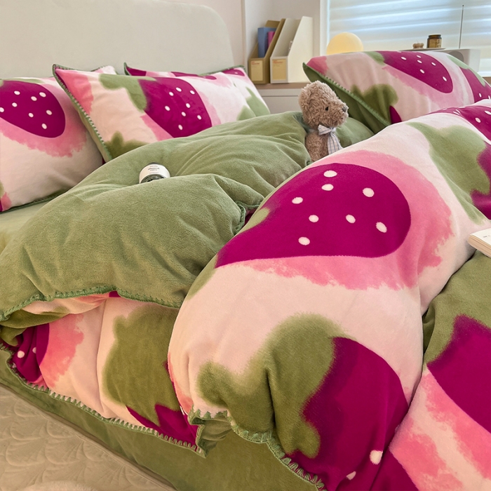 91家纺网 家纺一手货源 找家纺 安哆啦 新款贝壳边工艺牛奶绒珊瑚绒四件套单被套 草莓甜心