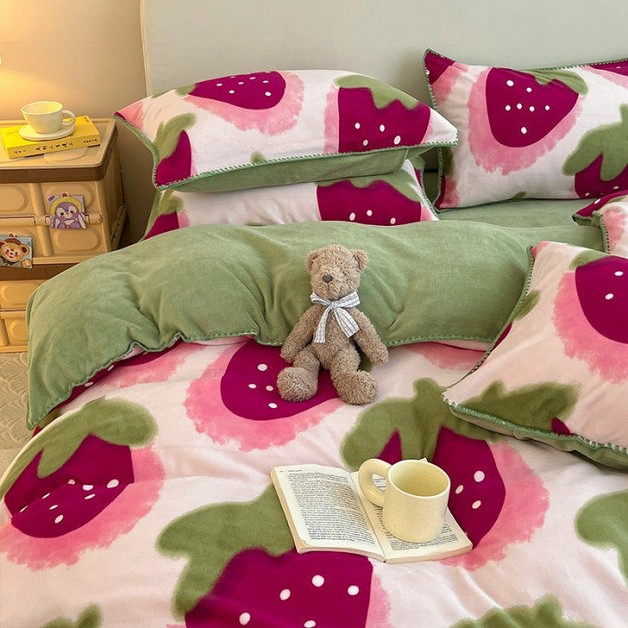 91家纺网 家纺一手货源 找家纺 安哆啦 新款贝壳边工艺牛奶绒珊瑚绒四件套单被套 草莓甜心