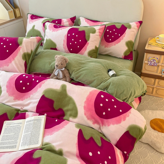 91家纺网 家纺一手货源 找家纺 安哆啦 新款贝壳边工艺牛奶绒珊瑚绒四件套单被套 草莓甜心