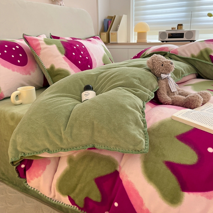 91家纺网 家纺一手货源 找家纺 安哆啦 新款贝壳边工艺牛奶绒珊瑚绒四件套单被套 草莓甜心