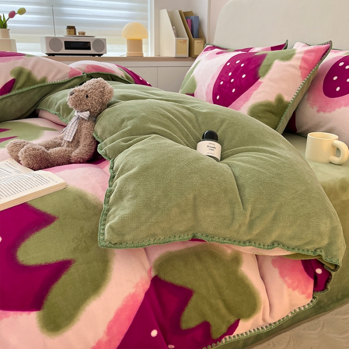 91家纺网 家纺一手货源 找家纺 安哆啦 新款贝壳边工艺牛奶绒珊瑚绒四件套单被套 草莓甜心