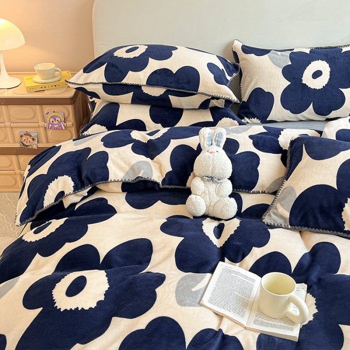 91家纺网 家纺一手货源 找家纺 安哆啦 新款贝壳边工艺牛奶绒珊瑚绒四件套单被套 复古蓝花