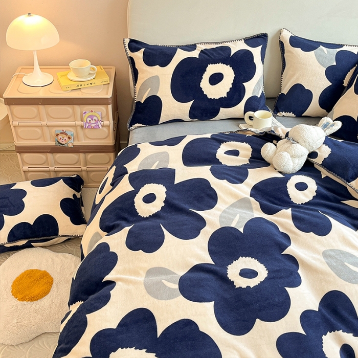 91家纺网 家纺一手货源 找家纺 安哆啦 新款贝壳边工艺牛奶绒珊瑚绒四件套单被套 复古蓝花