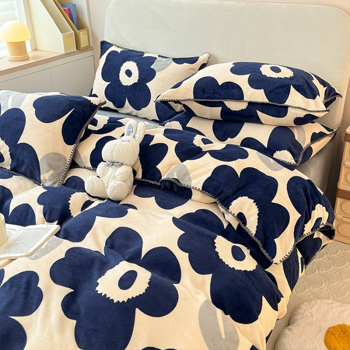 91家纺网 家纺一手货源 找家纺 安哆啦 新款贝壳边工艺牛奶绒珊瑚绒四件套单被套 复古蓝花