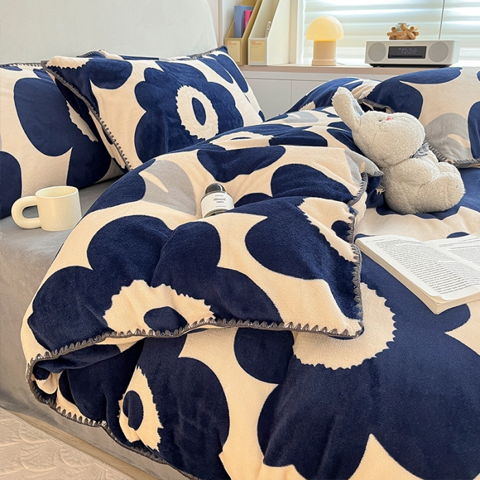 91家纺网 家纺一手货源 找家纺 安哆啦 新款贝壳边工艺牛奶绒珊瑚绒四件套单被套 复古蓝花