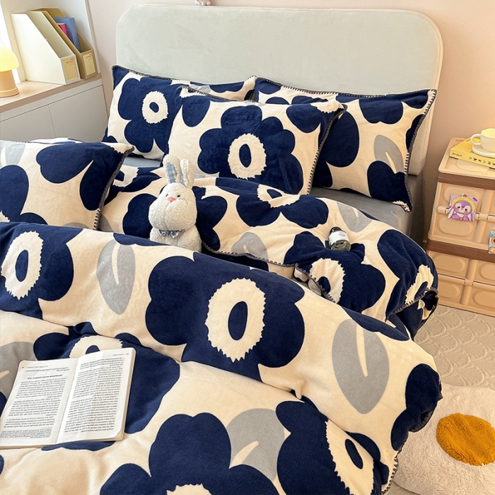 91家纺网 家纺一手货源 找家纺 安哆啦 新款贝壳边工艺牛奶绒珊瑚绒四件套单被套 复古蓝花