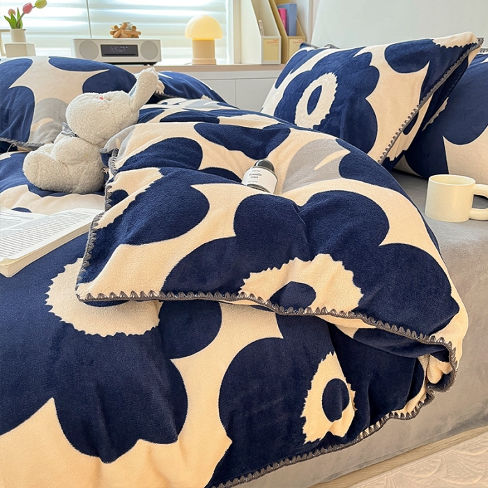 91家纺网 家纺一手货源 找家纺 安哆啦 新款贝壳边工艺牛奶绒珊瑚绒四件套单被套 复古蓝花