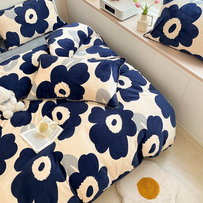 91家纺网 家纺一手货源 找家纺 安哆啦 新款贝壳边工艺牛奶绒珊瑚绒四件套单被套 复古蓝花