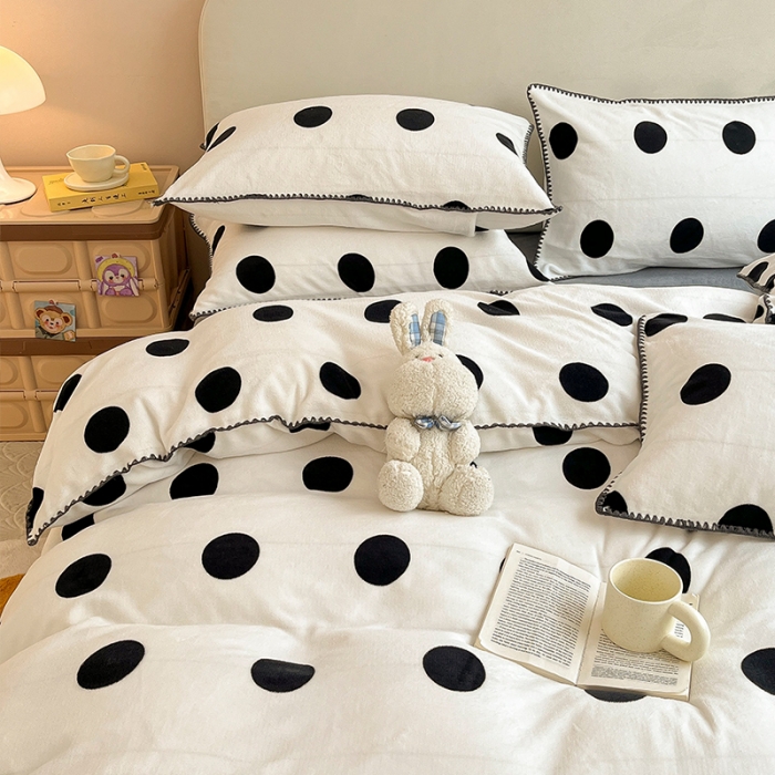 91家纺网 家纺一手货源 找家纺 安哆啦 新款贝壳边工艺牛奶绒珊瑚绒四件套单被套 黑白波点