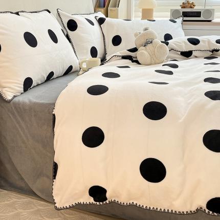 安哆啦 新款贝壳边工艺牛奶绒珊瑚绒四件套单被套 黑白波点
