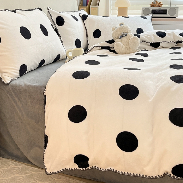 91家纺网 家纺一手货源 找家纺 安哆啦 新款贝壳边工艺牛奶绒珊瑚绒四件套单被套 黑白波点