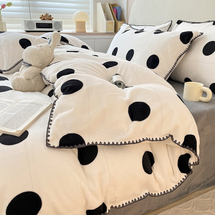 91家纺网 家纺一手货源 找家纺 安哆啦 新款贝壳边工艺牛奶绒珊瑚绒四件套单被套 黑白波点
