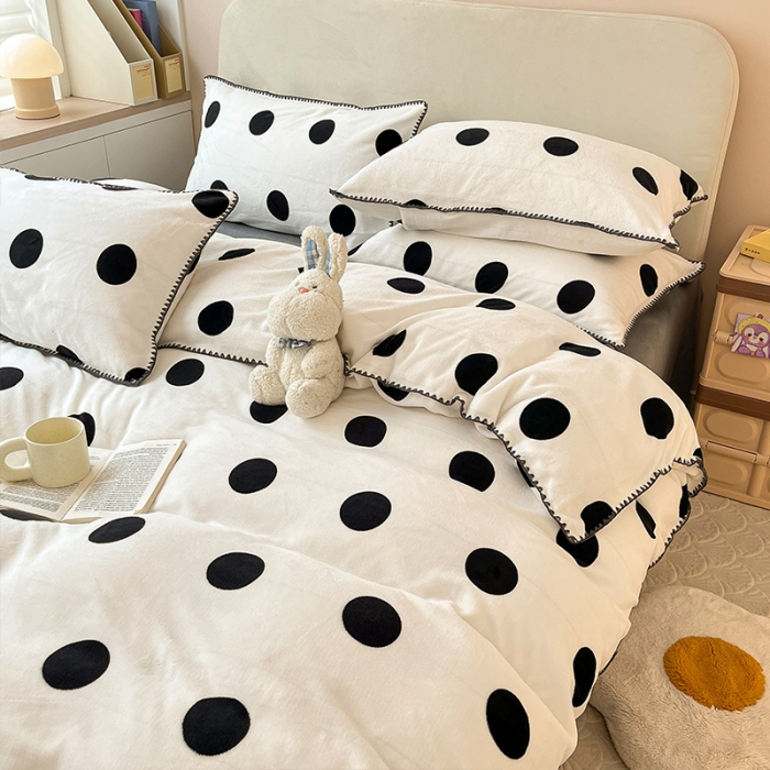 91家纺网 家纺一手货源 找家纺 安哆啦 新款贝壳边工艺牛奶绒珊瑚绒四件套单被套 黑白波点
