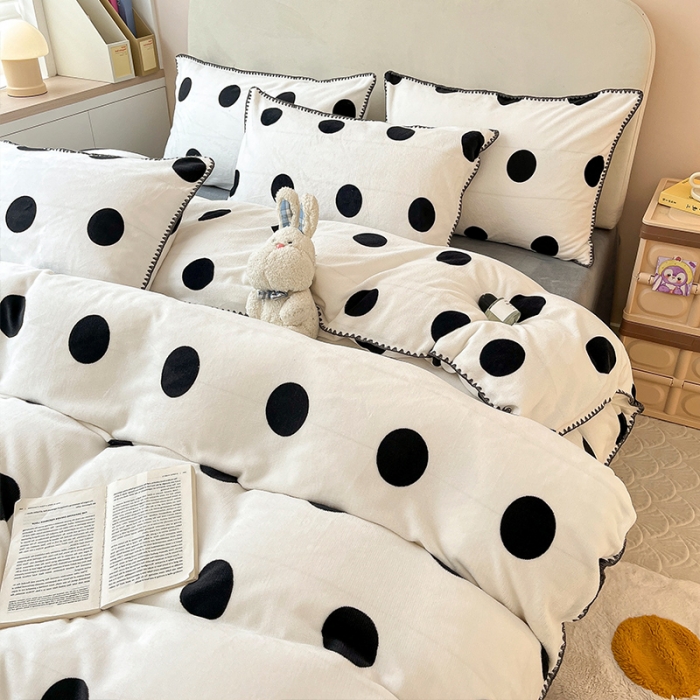91家纺网 家纺一手货源 找家纺 安哆啦 新款贝壳边工艺牛奶绒珊瑚绒四件套单被套 黑白波点