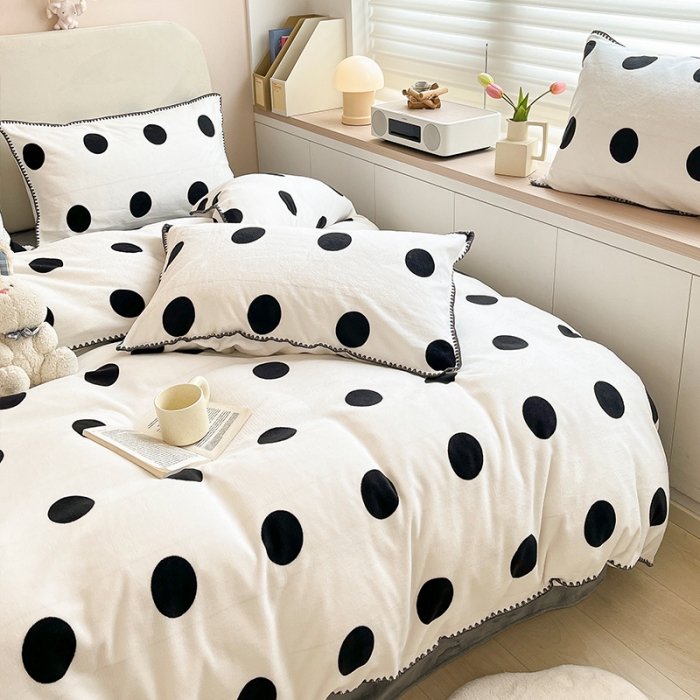 91家纺网 家纺一手货源 找家纺 安哆啦 新款贝壳边工艺牛奶绒珊瑚绒四件套单被套 黑白波点