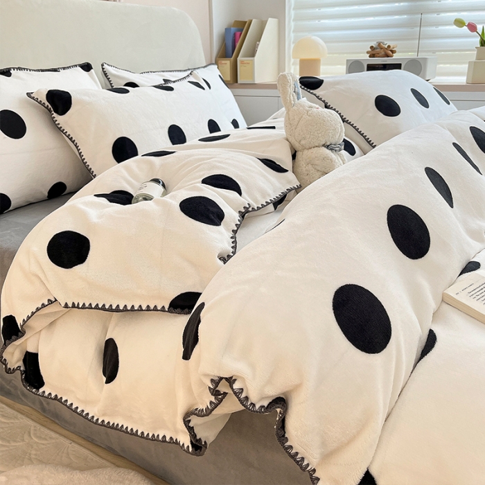 91家纺网 家纺一手货源 找家纺 安哆啦 新款贝壳边工艺牛奶绒珊瑚绒四件套单被套 黑白波点