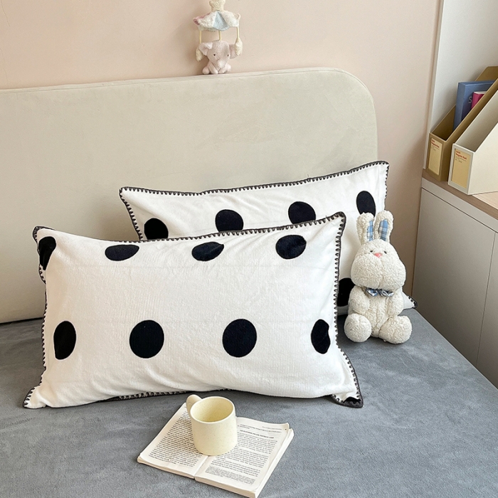 91家纺网 家纺一手货源 找家纺 安哆啦 新款贝壳边工艺牛奶绒珊瑚绒四件套单被套 黑白波点