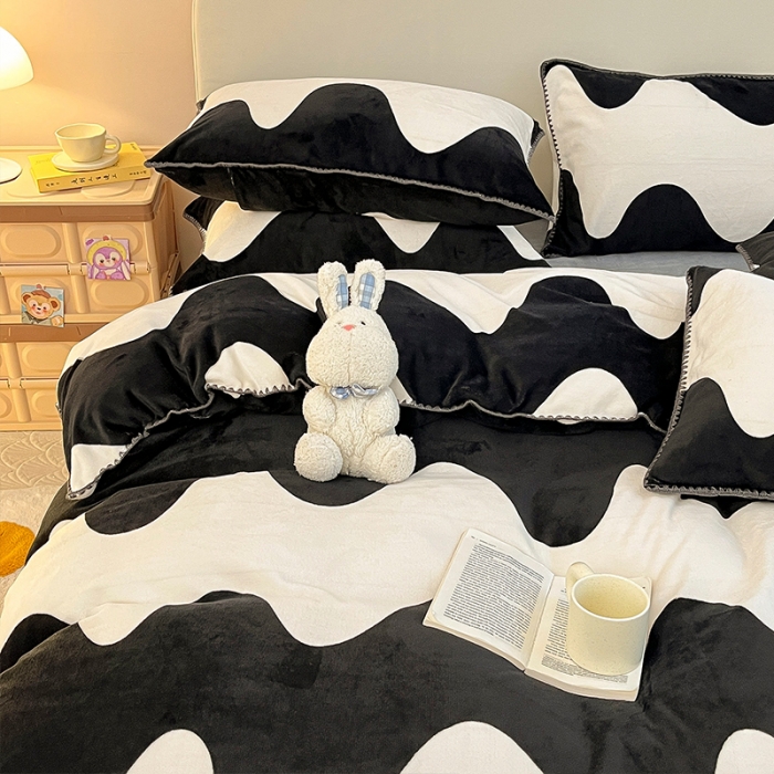 91家纺网 家纺一手货源 找家纺 安哆啦 新款贝壳边工艺牛奶绒珊瑚绒四件套单被套 黑色大波浪