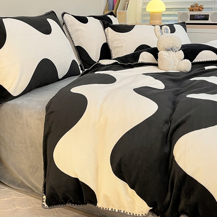 91家纺网 家纺一手货源 找家纺 安哆啦 新款贝壳边工艺牛奶绒珊瑚绒四件套单被套 黑色大波浪