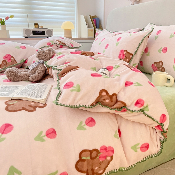 91家纺网 家纺一手货源 找家纺 安哆啦 新款贝壳边工艺牛奶绒珊瑚绒四件套单被套 花朵熊熊