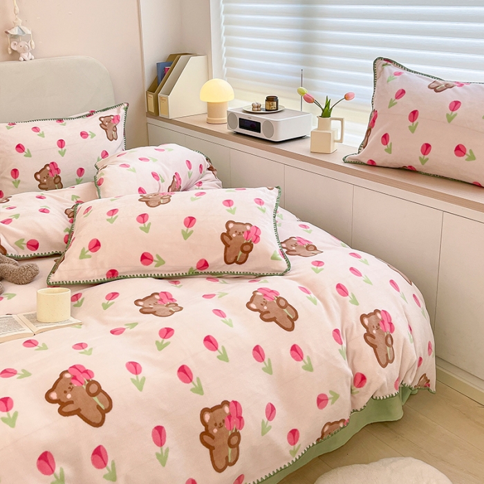 91家纺网 家纺一手货源 找家纺 安哆啦 新款贝壳边工艺牛奶绒珊瑚绒四件套单被套 花朵熊熊